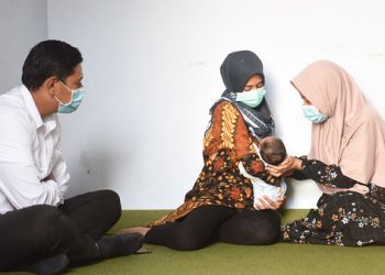 Walikota Kediri Abdullah Abu Bakar mengunjungi keluarga awak KRI Nanggala. Foto: Istimewa