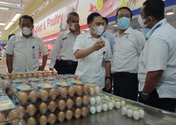 Pemantauan harga sembako di Hypermart Kediri. Foto: Bacaini/Novira