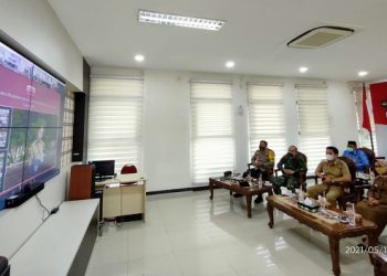 Bupati Jombang mendengarkan arahan Presiden Jokowi secara virtual. Foto: Bacaini/Syailendra