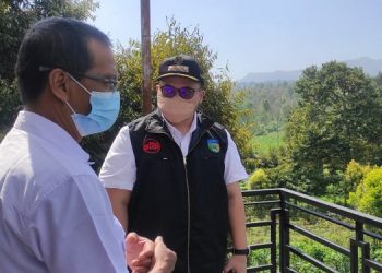 Mas Bup berbincang dengan kepala Pos Pemantauan Gunung Kelud Khoirul