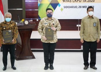Pemberian penghargaan dari BPK kepada Bupati Dhito di Sidoarjo. Foto Ist
