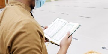 Ilustrasi membaca Al Quran. foto: unsplash