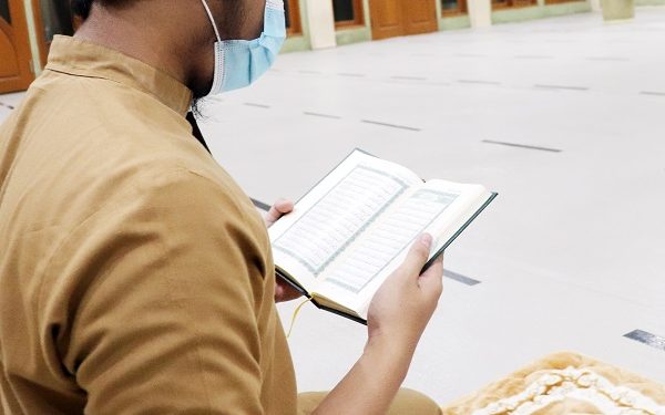 Ilustrasi membaca Al Quran. foto: unsplash