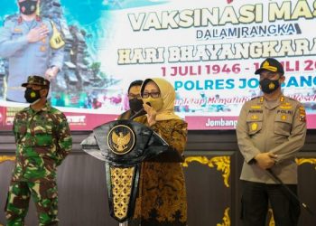 Bupati Jombang mengumumkan kenaikan kasus Covid 19 di daerahnya. Foto: Bacaini/Syailendra