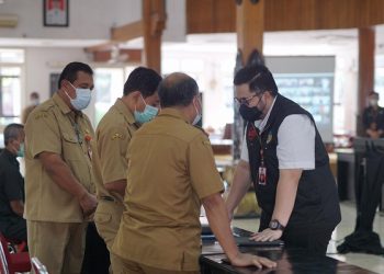 Mas Bup (kanan) mendiskusikan masuknya virus covid varian delta di Kediri. Foto: Ist