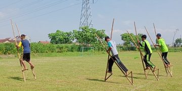 Serunya Bermain Egrang dan Terompah