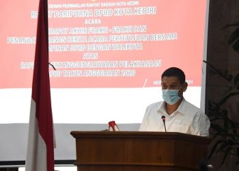 Wali Kota Kediri Abdullah Abu Bakar dalam sidang paripurna. Foto: Ist