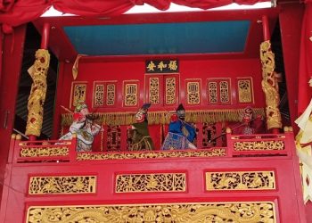 Pementasan wayang Potehi di Klenteng Kediri. Foto: Bacaini/Novira