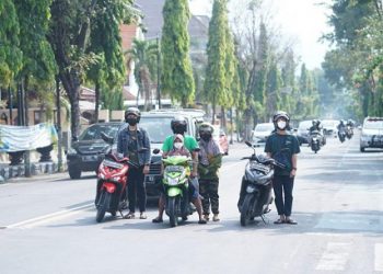 Pengendara Motor Ini Turun Dengar Lagu Kebangsaan di Perempatan