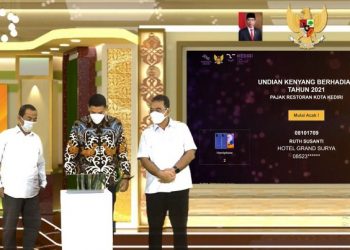 Wali Kota Kediri Abdullah Abu Bakar dalam pengundian Kenyang Berhadiah