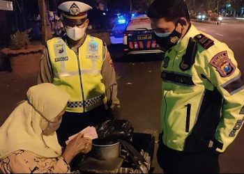 Kaget Didatangi Polisi, Ini Yang Terjadi Pada Nenek Komsatun