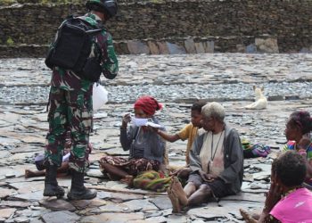 Kisah Prajurit Yonif 521/DY Membawa Masker ke Pedalaman Papua