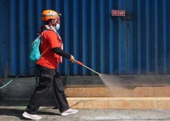 Penyemprotan desinfektan oleh BPBD Kota Kediri