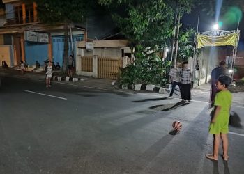 Lampu Padam, Jalanan Kota Kediri Jadi Tempat Sepak Bola