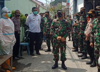 Anggota Kodim Jemput Pasien Isoman Dari Rumah