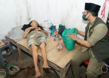 Bupati Bangkalan R Abdul Latif Amin Imron menjenguk Nenek Sri Ermiati di rumahnya. Foto: Bacaini/Rusdi