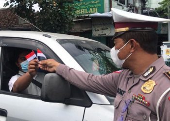 HUT RI, Polisi Kediri Bagi Bendera Cantik
