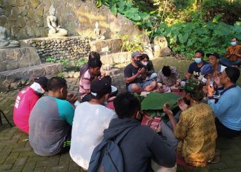 Warga Dusun Cangar, Desa Bulukerto, Kota Batu melakukan selamatan. Foto: Baacaini/A. Ulul