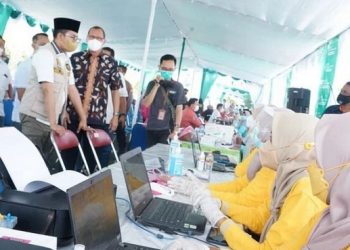Bupati Bangkalan Ra Latif Bersama Kepala Dinkes Sudiyo Pantau Vaksinasi di Kantor BPJS Ketenagakerjaan (Foto: Istimewa)