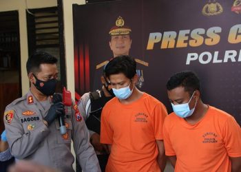 Kapolres Malang, AKBP Bagoes Wibisono saat konferensi pers mengungkap kasus pencurian rel kereta api, Jumat (20/8/2021). Foto/Polres Malang