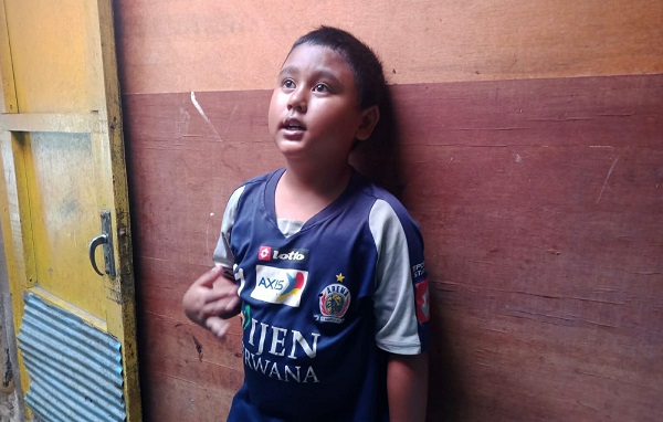 Bocah 10 Tahun Rawat Adik dan Bapak Yang Lumpuh