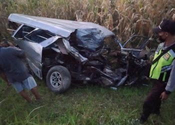 Kondisi mobil ringsek tertabrak KA Gajajayana di perlintasan tak berpintu Ngadiluwih Kediri. Foto: Bacaini/Budi.S