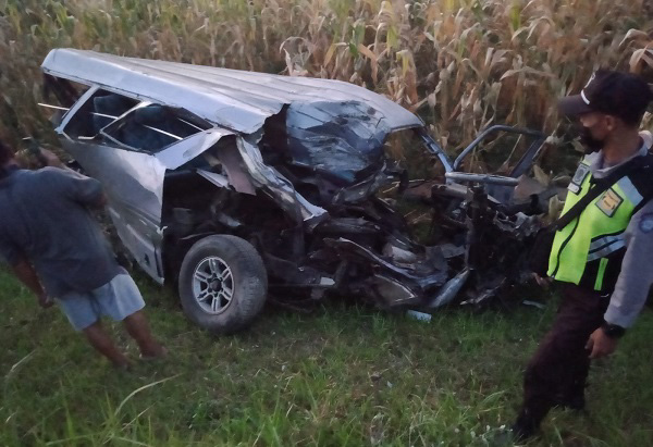 Brakkk!! Sopir Mobil Terpental Keluar Ditabrak KA Gajayana