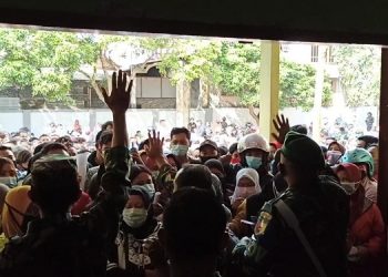 Antrean vaksin di Gedung Serba Guna Trenggalek. Foto: Bacaini/Aby