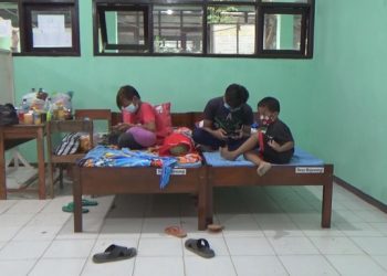 Tiga kakak adik penghuni isolasi terpadu Covid 19 Jombang. Foto:Bacaini/Syailendra