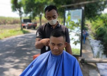Pangkas rambut Imam di pinggir jalan Kelurahan Bawang, Kecamatan Pesantren, Kota Kediri. Foto: Bacaini/Andika