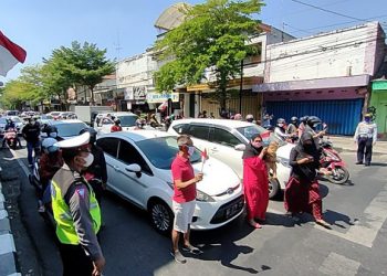 Pengguna Jalan Kediri Lakukan Hormat Bendera
