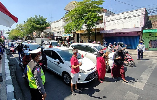 Pengguna Jalan Kediri Lakukan Hormat Bendera