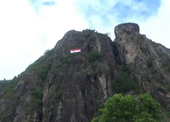 Tujuh Pendaki Kibarkan Bendera Raksasa di Tebing Sepikul