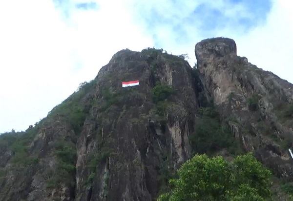 Tujuh Pendaki Kibarkan Bendera Raksasa di Tebing Sepikul