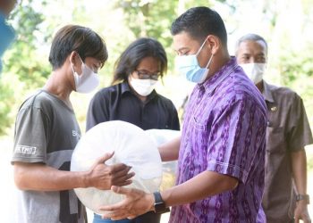 Wali Kota Kediri Abdullah Abu Bakar memberikan bantuan benih  ikan Koi. Foto: Ist