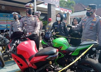 Wakapolres Kediri Kota, Kompol Teguh Santoso menunjukkan motor yang disita. Foto: Bacaini/Novira