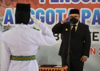Mas Bup Kukuhkan Pasukan Pengibar Bendera
