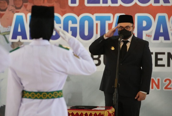 Mas Bup Kukuhkan Pasukan Pengibar Bendera