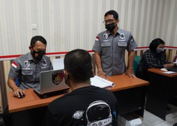 MF (berbaju hitam) menjalani pemeriksaan di Mapolres Bangkalan. Foto:Bacaini/Rusdi