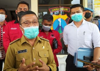 Ketua DPC PDIP Kota Batu Punjul Santoso di Mapolres Batu. Foto:Bacaini/A.Ulul