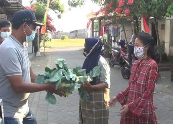 Aksi Zaini, Borong Hasil Panen Untuk Dibagikan Warga