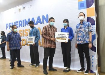 Mas Abu Serahkan 50 Beasiswa Pendidikan Masa Depan