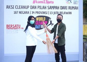 Peringati WCD, Bunda Fey Bersihkan GOR Jayabaya