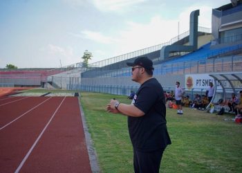 Bupati Kediri Hanindhito Himawan Pramana melihat laga Persedikab di Gresik.