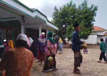 Peringati Maulid Nabi, Warga Bangkalan Tabur Duit