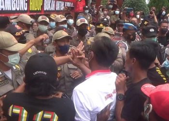 Tak Ditemui Bupati Kediri, Pedagang Bakar Gerobak