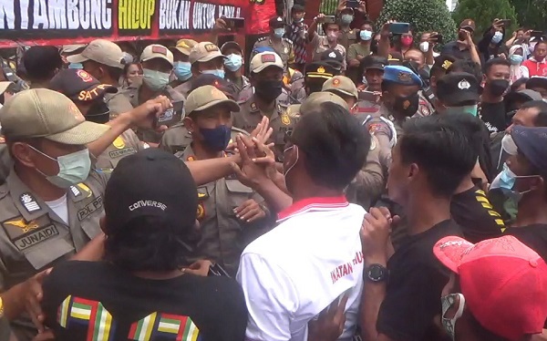 Tak Ditemui Bupati Kediri, Pedagang Bakar Gerobak