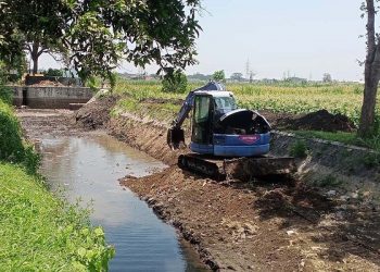 Cegah Banjir, Pemkot Kediri Keruk Sedimen Sungai