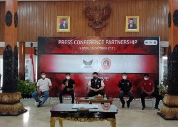 Peluncuran jersey Persedikab untuk Liga 3 di Pendopo Kab. Kediri. Foto: Bacaini/Novira