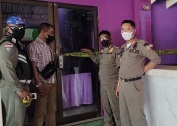 Satpol PP Bangkalan Segel Café Karaoke Yang Meresahkan